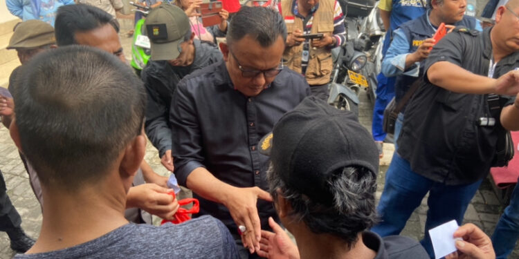 Berbagi, Polsek Koja Salurkan Hewan & Daging Korban ke Masyarakat