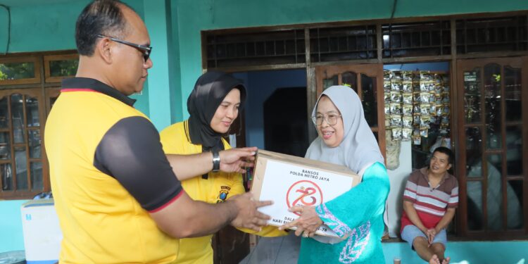 Sambut HUT Bhayangkara ke-78, Polres Jakut Bagikan Sembako ke Warga Semper Barat