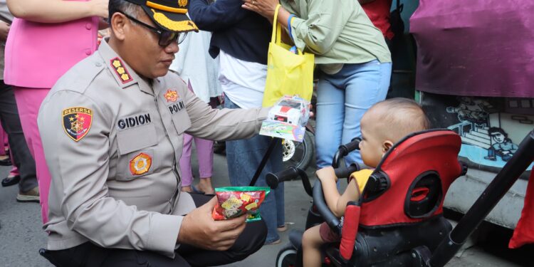 Warga Rawa Bebek Antusias Sambut Baksos Polres Metro Jakut