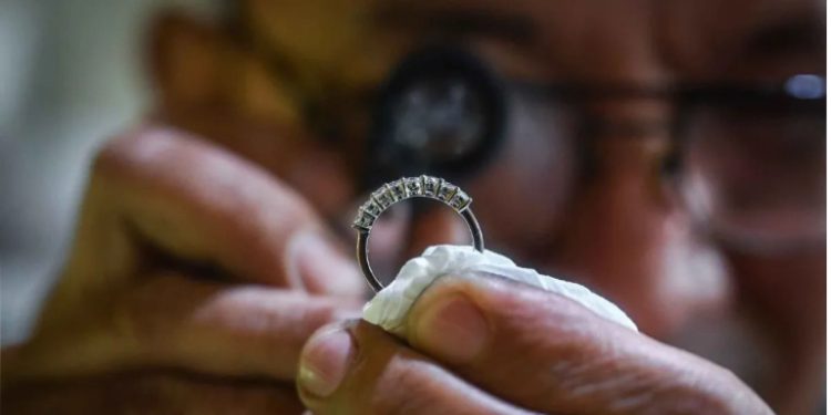 Harga Emas Antam Naik Rp5.000 jadi Rp1,368 Juta Pergram