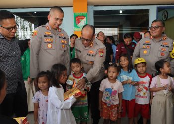 Jumat Berkah di Koja, 3 Kapolres Utara Jakarta Bagikan Ratusan Bungkus Nasi ke Warga
