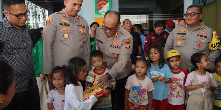 Jumat Berkah di Koja, 3 Kapolres Utara Jakarta Bagikan Ratusan Bungkus Nasi ke Warga