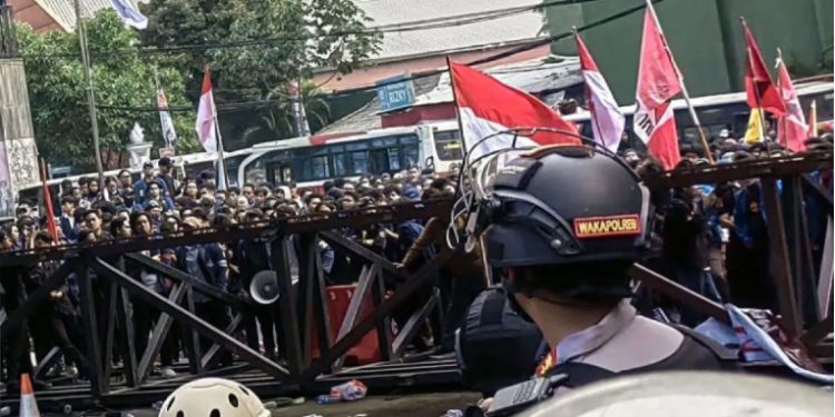 Pagar Gedung MPR/DPR Dijebol Pendemo