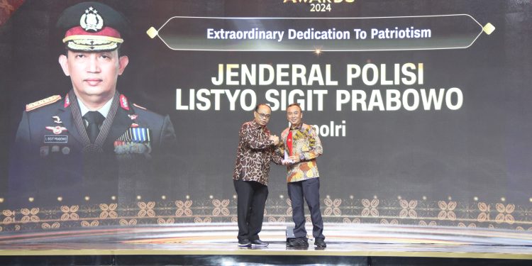 Kapolri Raih Penghargaan Extraordinary Dedication of Patriotism
