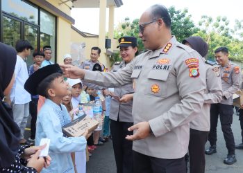 Polres Jakut Beri Santunan & Makan Siang Gratis Anak Yatim