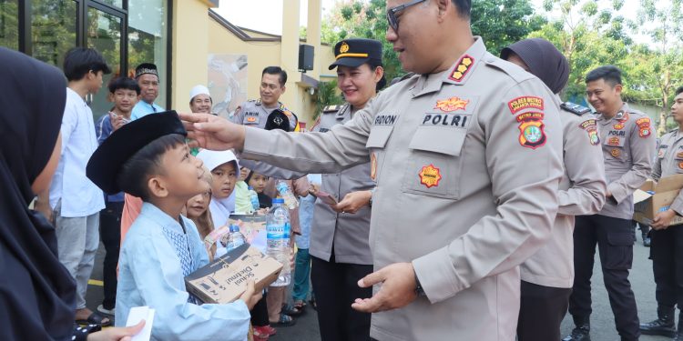 Polres Jakut Beri Santunan & Makan Siang Gratis Anak Yatim