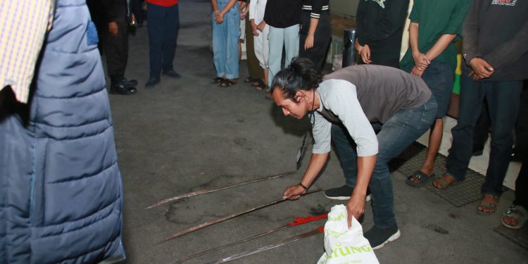 Amankan Belasan Remaja Nongkrong, Polisi Sita Senjata Tajam dan Gerinda