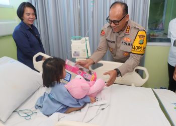 Kapolres Jakut Jenguk Anak Korban Penyiksaan Ibu Tiri di RS Koja