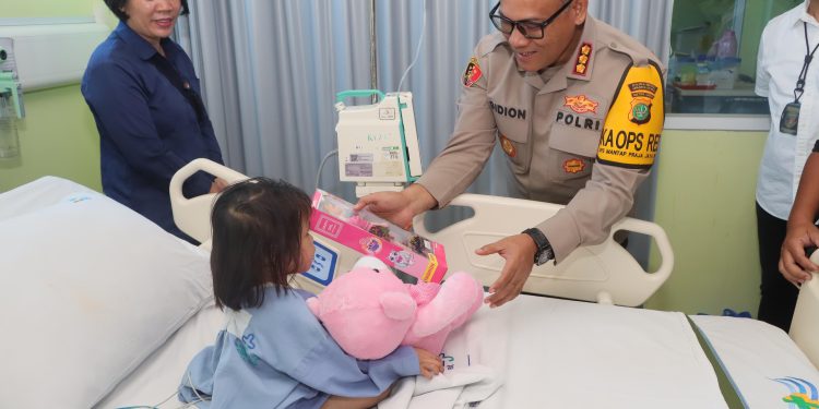 Kapolres Jakut Jenguk Anak Korban Penyiksaan Ibu Tiri di RS Koja
