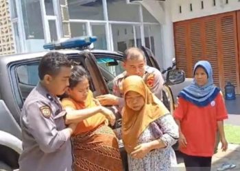 Polisi Bantu Ibu Nyaris Melahirkan di Parung