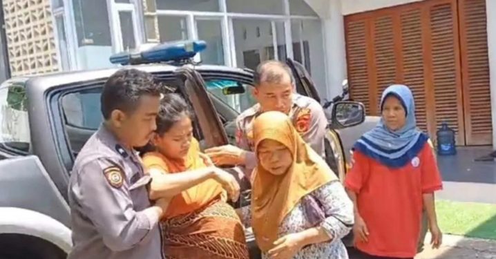 Polisi Bantu Ibu Nyaris Melahirkan di Parung