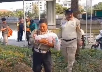 Detik-detik Polisi Evakuasi Bayi di Pinggir Kali Ancol