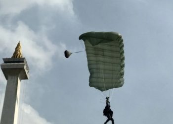 HUT Ke-79, TNI Unjuk Kemampuan Terjun Payung Hingga Bea Diri Militer