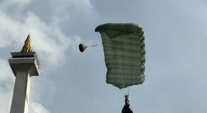 HUT Ke-79, TNI Unjuk Kemampuan Terjun Payung Hingga Bea Diri Militer