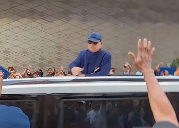 Usai Dilantik, Prabowo Sapa Warga dari atas Mobil Maung Garuda