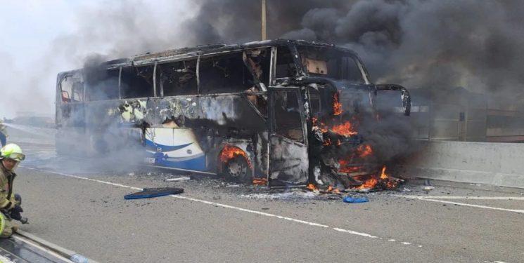 Bus Pariwisata Hangus Terbakar di Tol Becakayu