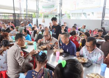 Lahapnya Kapolres Jakut Makan Semeja dengan Warga di Pluit