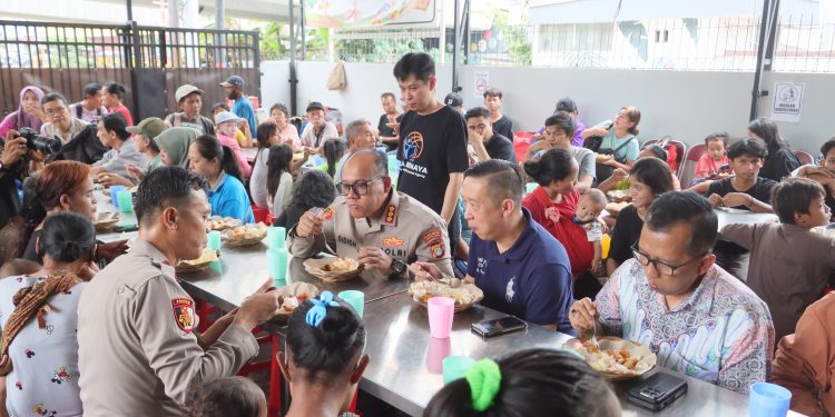 Lahapnya Kapolres Jakut Makan Semeja dengan Warga di Pluit