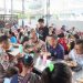 Lahapnya Kapolres Jakut Makan Semeja dengan Warga di Pluit