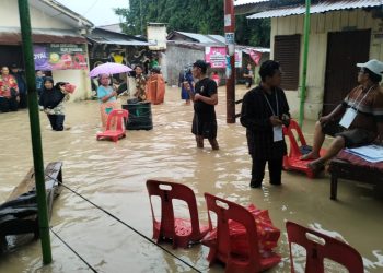 3 TPS Terendam Banjir, Polisi bersama forkopimcam medan barat Lakukan Evakuasi