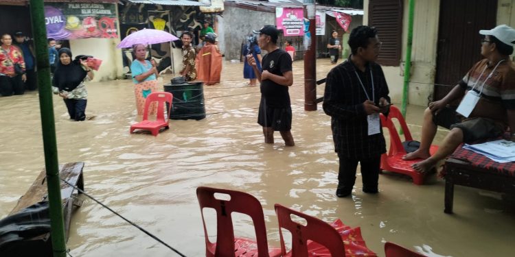 3 TPS Terendam Banjir, Polisi bersama forkopimcam medan barat Lakukan Evakuasi