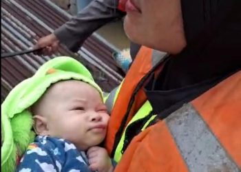 Naiki Perahu Karet, Kapolsek Medan Kota Evakuasi Bayi yang Terjebak Banjir