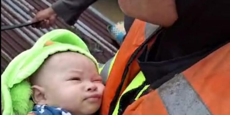 Naiki Perahu Karet, Kapolsek Medan Kota Evakuasi Bayi yang Terjebak Banjir