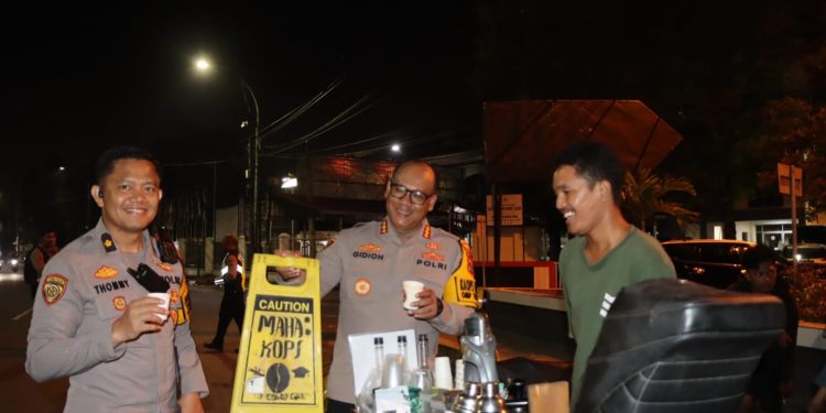 Kapolrestabes Medan Seruput Maha Kopi Jalanan