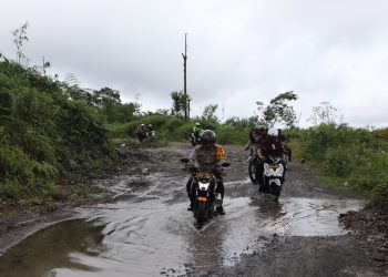 Kawal Distribusi Kotak Suara, Kombes Gidion Terabas Batu Cadas & Kubangan Lumpur