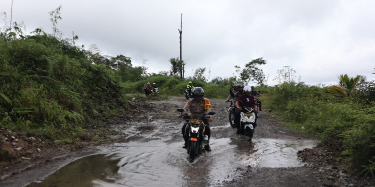 Kawal Distribusi Kotak Suara, Kombes Gidion Terabas Batu Cadas & Kubangan Lumpur