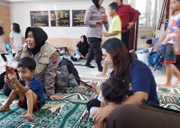 Polisi Berikan Trauma Healing kepada Warga Korban Banjir di Medan