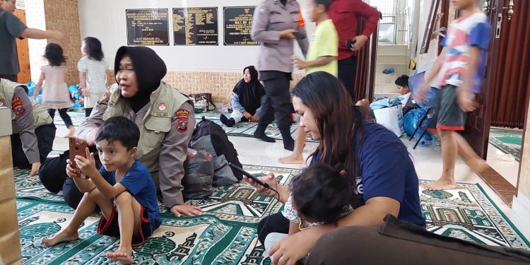 Polisi Berikan Trauma Healing kepada Warga Korban Banjir di Medan