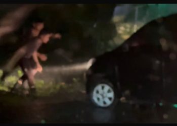 Tim Presisi Polrestabes Medan Evakuasi Mobil Terjebak di Parit