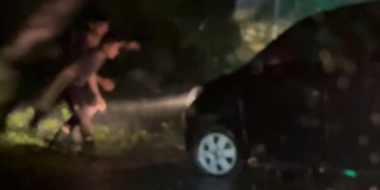 Tim Presisi Polrestabes Medan Evakuasi Mobil Terjebak di Parit