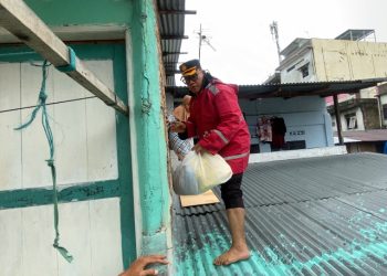 Naiki Atap, Kapolrestabes Medan Evakuasi Lansia Korban Banjir