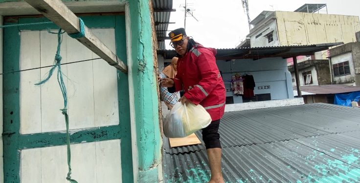 Naiki Atap, Kapolrestabes Medan Evakuasi Lansia Korban Banjir