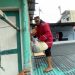 Naiki Atap, Kapolrestabes Medan Evakuasi Lansia Korban Banjir