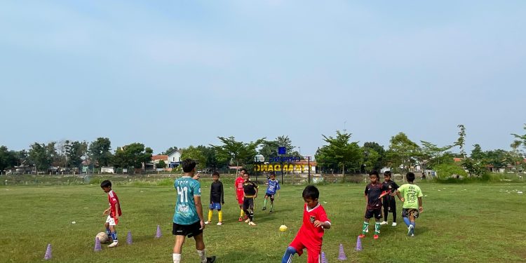 Gelar Latihan Sepak Bola, SSB Cikandang Gali Potensi Tim di Usia Dini