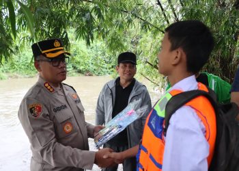 Respon Aduan Rakit Anak Sekolah, Kombes Gidion Berikan Puluhan Rompi Pelampung