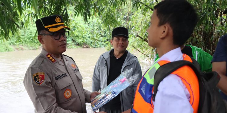 Respon Aduan Rakit Anak Sekolah, Kombes Gidion Berikan Puluhan Rompi Pelampung