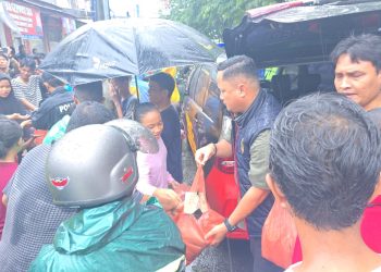 Polrestabes Medan Bagikan Nasi Bungkus untuk Warga Terdampak Banjir
