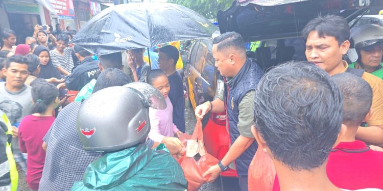 Polrestabes Medan Bagikan Nasi Bungkus untuk Warga Terdampak Banjir