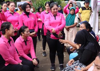 Istri Polisi se-Kota Medan Beri Bantuan Korban Banjir