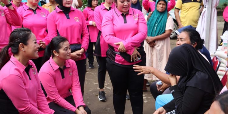 Istri Polisi se-Kota Medan Beri Bantuan Korban Banjir