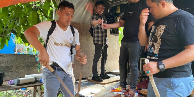 Grebek ‘Sarang’ Narkoba, Polisi Tangkap 2 Pengedar & Sita Senjata Tajam