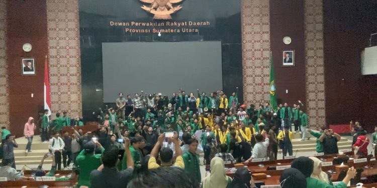 Tolak PPN 12 Persen, Ratusan Mahasiswa Duduki Gedung Paripurna DPRD Sumut