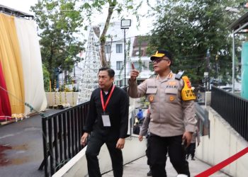 Kapolrestabes Medan Pantau Sterilisasi Malam Natal di Katedral dan GPDI Maranatha