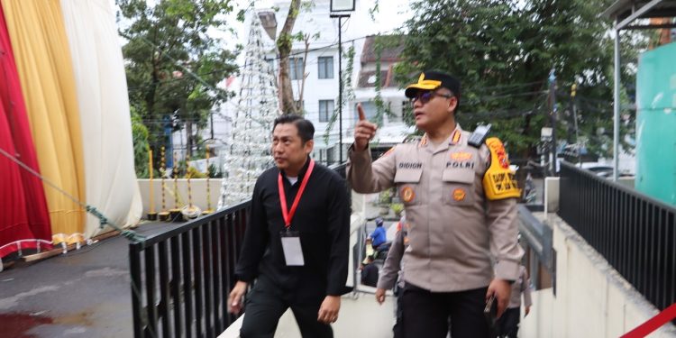 Kapolrestabes Medan Pantau Sterilisasi Malam Natal di Katedral dan GPDI Maranatha