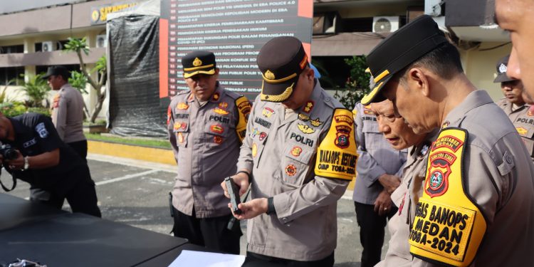 Pastikan Anggota Tak Langgar Gunakan Senpi, Wakapolres Medan Lakukan Pengecekan