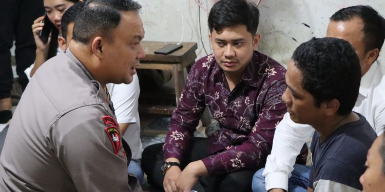 Sambangi Rumah Duka, Wakapolrestabes Medan Beri Semangat Keluarga Korban Penikaman Anak